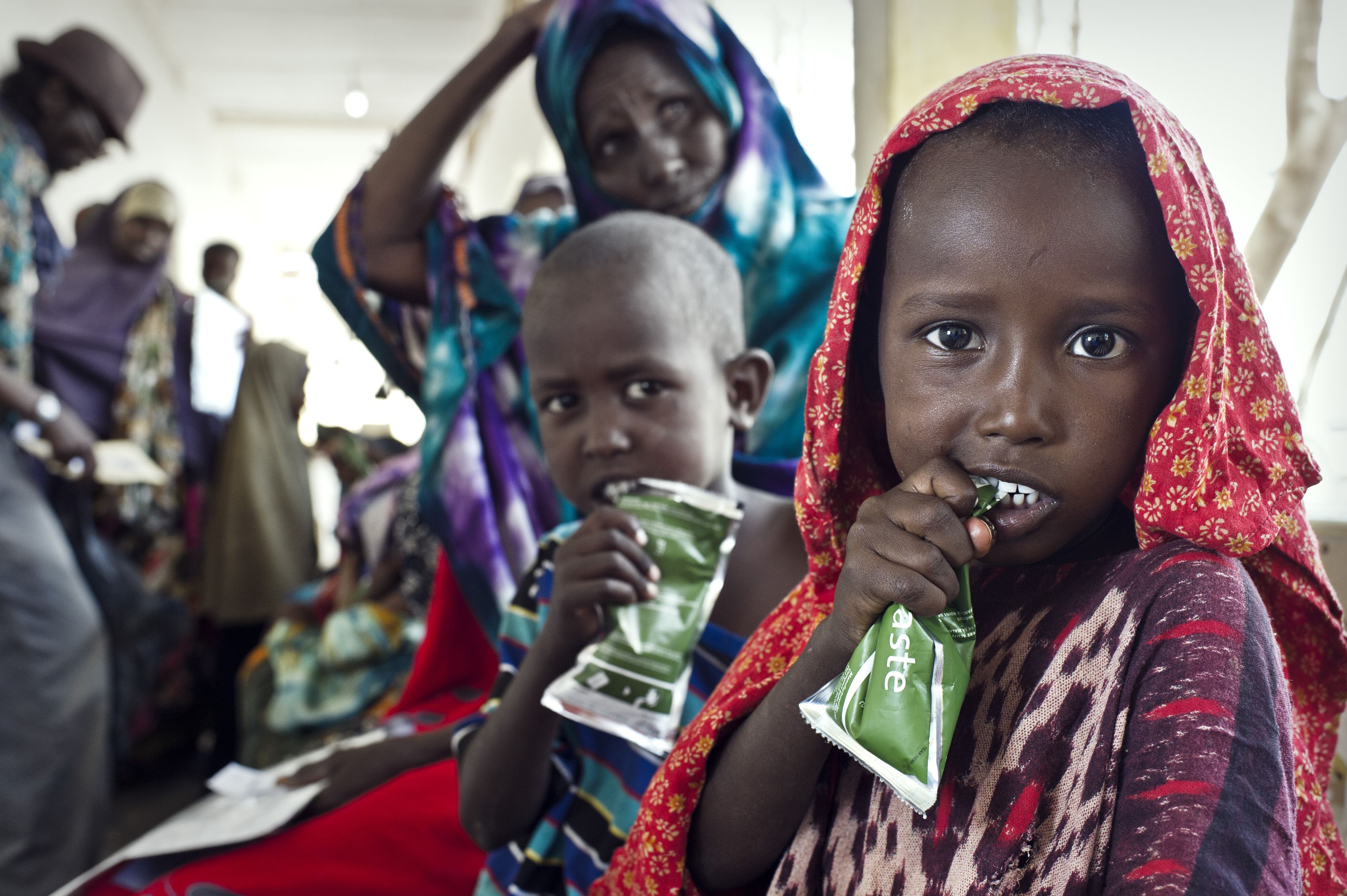 © Sven Torfinn/MSF. El programa ambulatorio de nutrición distribuye alimento terapéutico a niños somalíes en Galcayo Sur, Somalia.