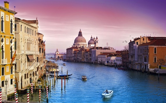 veni-vidi-venecia-boating-place-background