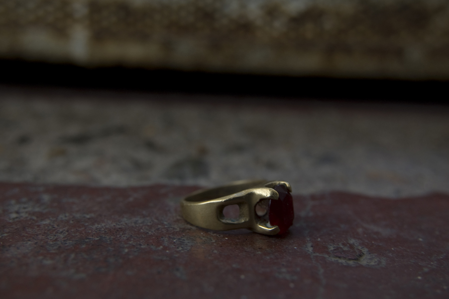Anillo sobre suelo y puerta