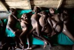 Niñas agonizan en orfanato. Nyundo, África. Julio 1994.