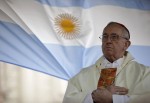 El cardenal Jorge Bergoglio de Argentina da una misa en la que fuera la iglesia de San Cayetano en Buenos Aires, en 2009. Es el sucesor de Benedicto XVI y se hará llamar Francisco. Foto © Gtres.