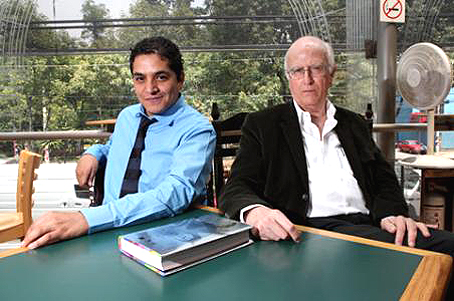 Roger Bartra con el coordinador de la edición, Gerardo Villadelángel. Foto © Fernando Villa / El Economista.