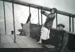 La actriz Mimí Derba posando en un aeroplano.