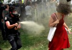 Cobardía y alevosía policiaca contra una manifestante en Estambul. Foto © REUTERS / Osman Orsal.