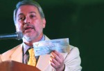El entonces gobernador de Jalisco, Emilio González Márquez, en el XIV Banquete del Hambre, el 23 de abril de 2008. En la mano tiene un cheque por 15 millones de pesos. Foto © Diario de Guadalajara.