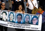 Al centro, la activista Morett.