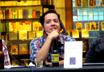 Toriz y su nuevo vástago en la librería poblana Profética.