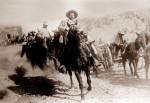Pancho Villa actuando para las cámaras de la compañía fílmica estadounidense Mutual.