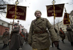 Simpatizantes ruso-ucranianos del Kremlin, ataviados con uniformes de la II Guerra Mundial. Las pancartas dicen Frente Ucraniano; 2 de marzo de 2014. Foto © www.winnipegfreepress.com