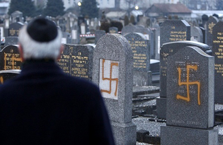 Vandalismo neonazi en un cementerio judío en Francia.