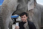 El cirquero Joey Gärtner con uno de sus elefantes.