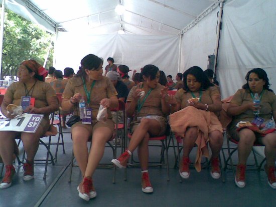 Comiendo tortas antes del desfile