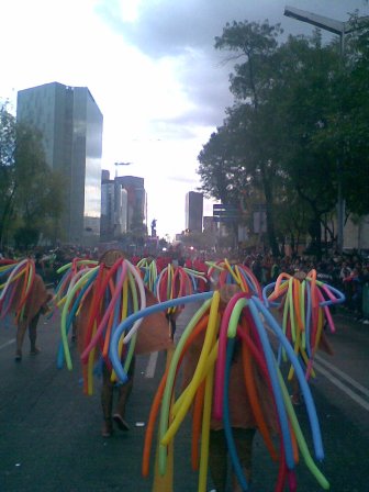 Portadores de caracol en desfile por Paseo de la Reforma
