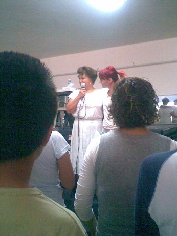 Yolanda llorando con Renata Vieira