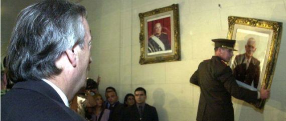Nestor Kirchner retira el retrato de Bignone, marzo de 2004