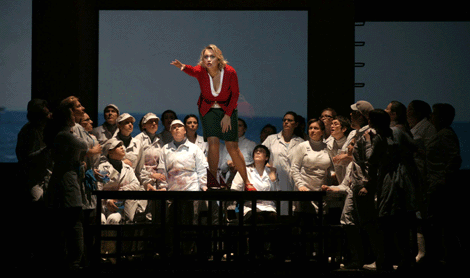 Un momento de 'El holandés errante' de Àlex Rigola. © Teatro Real
