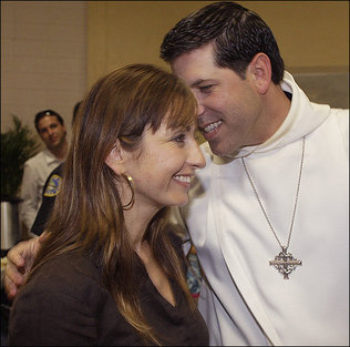padre-alberto-cutie-y-su-novia-ruhama-buni-canellis