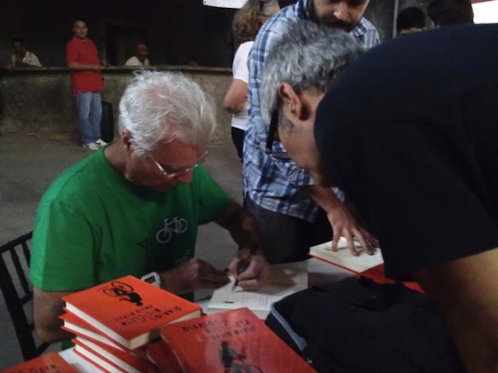 David firma libros por LS