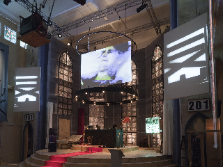 Altaransicht mit Filmprojektion_3