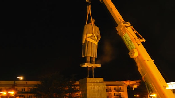 Retiran estatua de Stalin de Gori (1)
