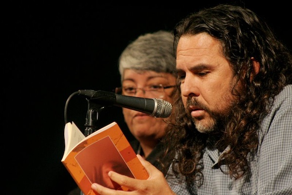 Carlos lee el libro Matar.. pati