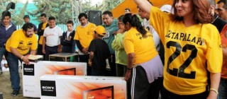 Perredistas regalando teles