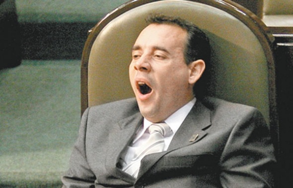 El diputado Alberto Esquer Gutiérrez trabajando