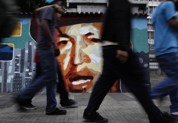 Mural con la imagen de Chávez © Ariana Cubillos / AP