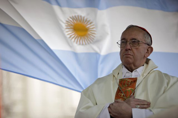El cardenal Jorge Bergoglio de Argentina da una misa en la que fuera la iglesia de San Cayetano en Buenos Aires, en 2009. Es el sucesor de Benedicto XVI y se hará llamar Francisco. Foto © Gtres.