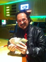 El autor con el premio ganado en el Yak.