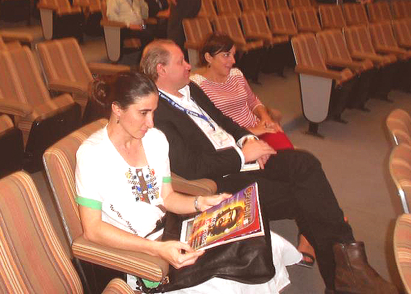 Yoani Sánchez con un ejemplar de 2009 de Replicante. Foto © Eloy R. Linares.
