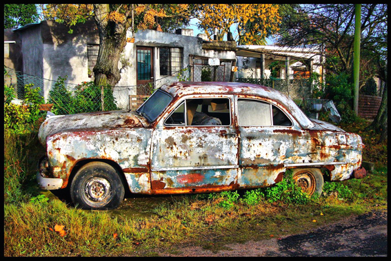 El auto abandonado.