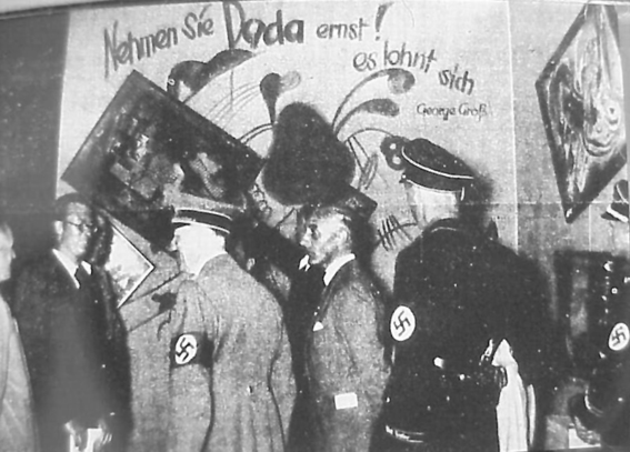 Hitler en la exposición de-Arte degenerado.