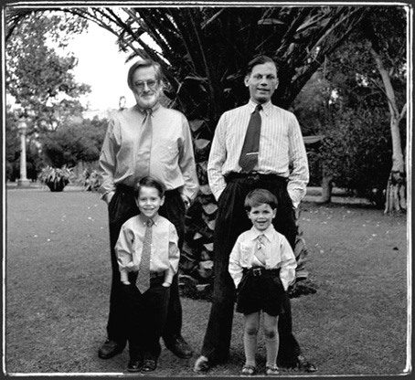Los Meyer. © 1940-2000 Pedro Meyer. Fotografía digital en la que aparecen él de niño y de adulto, con su hijo y su padre.