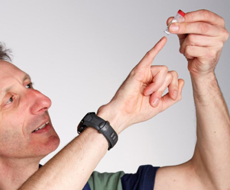 Nick Goldman sostiene un tubo con ADN sintético. Fotografía © EMBL-EBI.