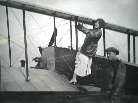 La actriz Mimí Derba posando en un aeroplano.
