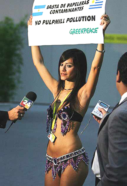 Evangelina Carrozzo, bailarina, modelo y ecologista argentina, en una protesta de Greenpeace en el marco de la IV Cumbre Unión Europea-América Latina y el Caribe, en Viena, el 12 de mayo de 2006, por la instalación de plantas de celulosa sobre la orilla del río Uruguay.