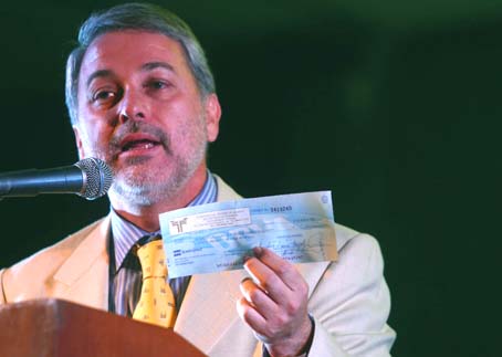 El entonces gobernador de Jalisco, Emilio González Márquez, en el XIV Banquete del Hambre, el 23 de abril de 2008. En la mano tiene un cheque por 15 millones de pesos. Foto © Diario de Guadalajara.