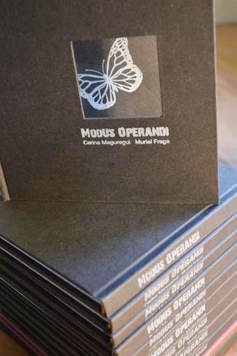 Primera edición a la venta: Modus Operandi, libro/objeto, Textos de Carina Maguregui, ilustraciones de Muriel Frega. Primera edición de treinta ejemplares numerados y firmados. Impreso sobre opalina lisa de 200 grs. 32 páginas. Formato: 14.5 x 14.5 cm. Encuadernado en cartoné.