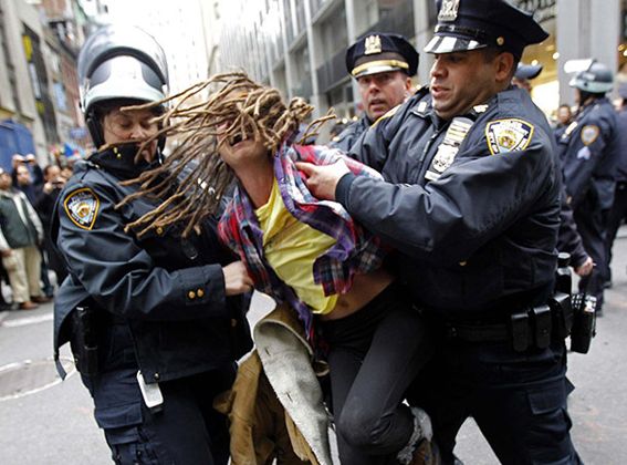 Un occupy arrestado en Nueva York durante una protesta en 2011. Foto © Mike Segar / Reuters.