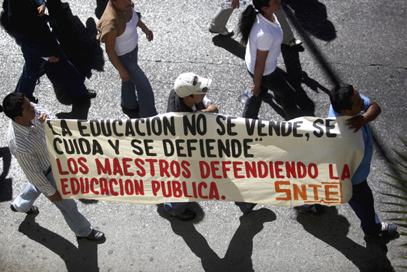 Contra la reforma educativa. Marcha en Orizaba, Ver., 25 de febrero de 2013. Foto Félix Márquez / Cuartoscuro.