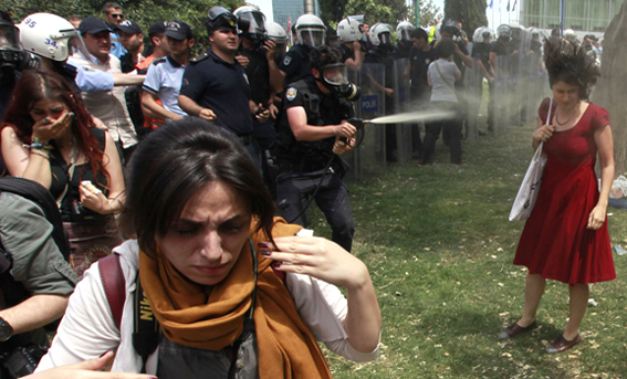 Policía turca arroja gas contra los manifestantes, 28 de mayo. REUTERS/Osman Orsal.