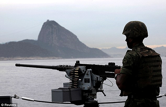 Un marino brasileño preparado para enfrentar los disturbios. Reuters.