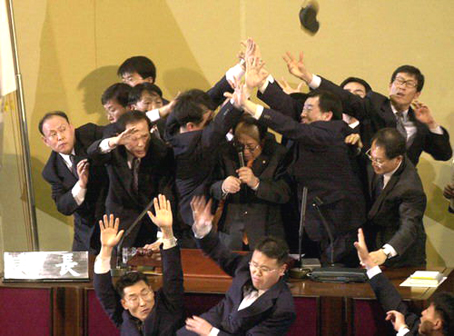 Trifulca entre congresistas de izquierda y de derecha en Japón.