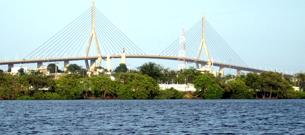 El río Pánuco bajo el puente Tampico.
