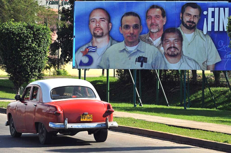 Los cinco héroes en las calles de La Habana. Foto Efe.