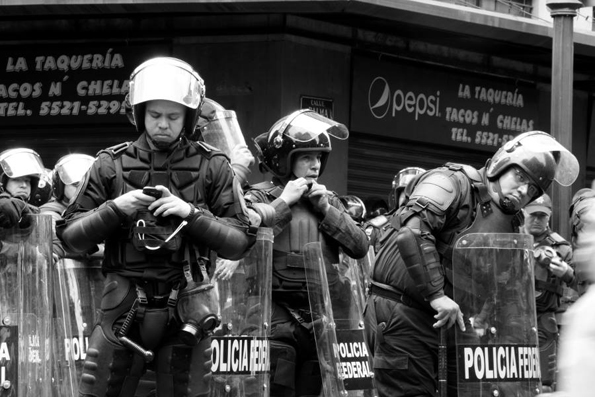 Un rato para chatear entre la "represión". Foto © Canek Sánchez.