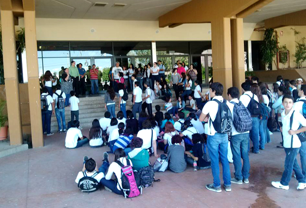 Protesta de alumnos por la renuncia de la maestra de literatura, el pasado 15 de octubre.