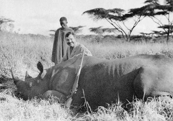 Hemingway con un rinoceronte abatido por él, ca. 1933.