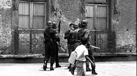 El estudiante Ernesto Zedillo reprimido por la policía en 1968.